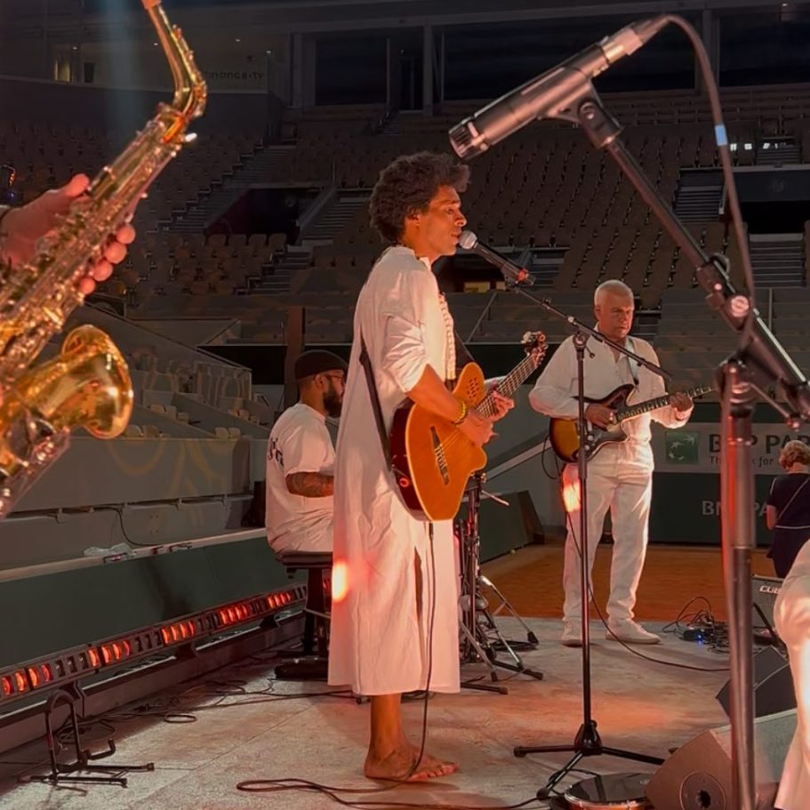 LE GROUPE DE MUSIQUE BRÉSILIENNE - TOM DA BAHIA À ROLAND GARROS TOM DA BAHIA À ROLANDA GARROS
